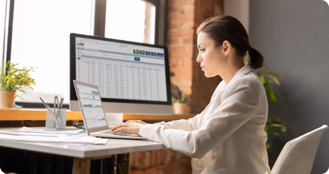 Mulher usando a plataforma CRE Tool